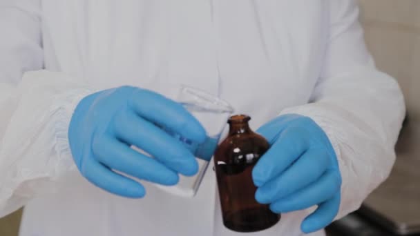 Vrouwelijke wetenschapper mengt ingrediënten voor de bereiding van medicijnen. — Stockvideo