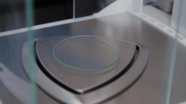 Eczacı doğru ölçekte ilaç tartıyor..