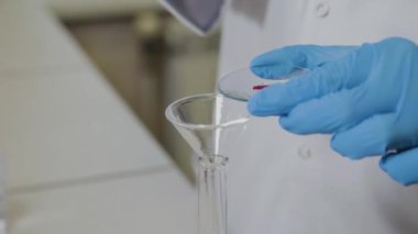 Laboratuvarda deney tüpleri olan bir erkek bilim adamı bir deney yapıyor..