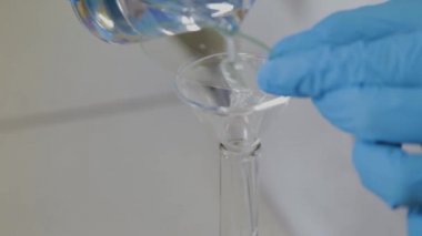 Laboratuvarda deney tüpleri olan bir erkek bilim adamı bir deney yapıyor..
