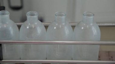 Enjeksiyon şişesi yıkama ve dezenfeksiyon taşıyıcısı.