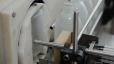 Enjeksiyon şişesi yıkama ve dezenfeksiyon taşıyıcısı.