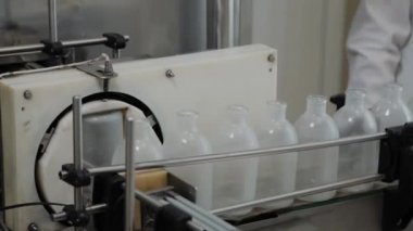 Enjeksiyon şişesi yıkama ve dezenfeksiyon taşıyıcısı.