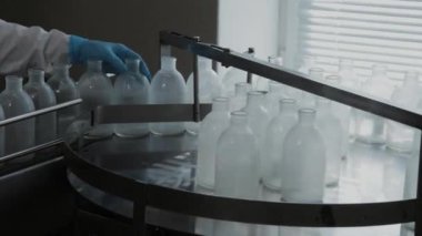 Enjeksiyon şişesi yıkama ve dezenfeksiyon taşıyıcısı.