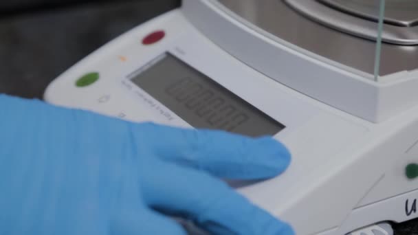 Il farmacista pesa il farmaco su scale accurate . — Video Stock