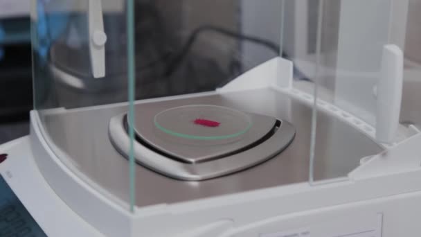 Il farmacista pesa il farmaco su scale accurate . — Video Stock