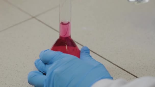 Scienziato maschio con provette in laboratorio conduce un esperimento . — Video Stock