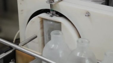 Enjeksiyon şişesi yıkama ve dezenfeksiyon taşıyıcısı.