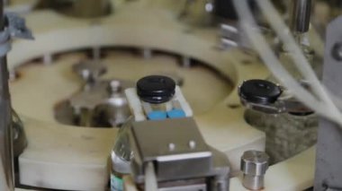 Enjeksiyon için cam şişelere ilaç döküyorum..