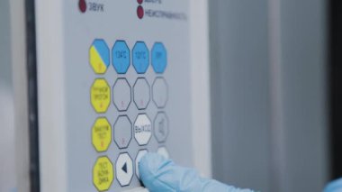 Laboratuvar personeli sterilizasyon için otoklaviyi içerir.