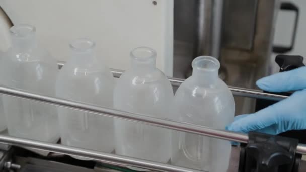 Spuitfles wassen en desinfectie transportband. — Stockvideo