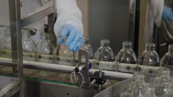 内容物を充填するためのコンベアベルト上のガラス滅菌薬瓶. — ストック動画