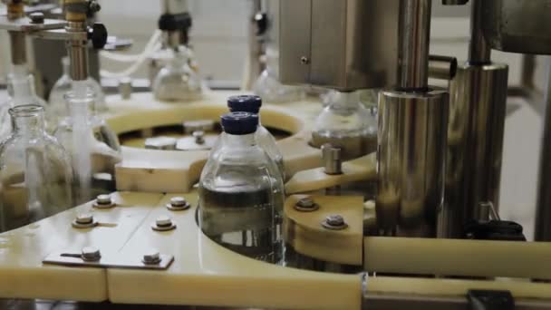 Nalévání léku na montážní linku do skleněných lahviček na injekci. — Stock video