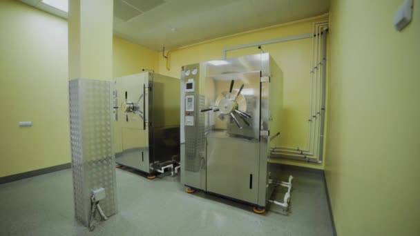 Laboratoriets autoklaveringsrum för sterilisering. — Stockvideo