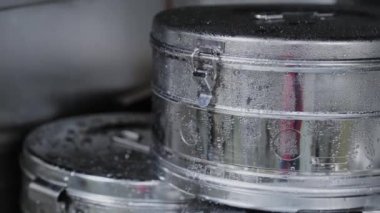 Sterilizasyondan sonra tıbbi malzemeleri sterilize etmek için metal kaplar..