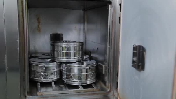 Metalen containers voor het steriliseren van medische benodigdheden in een autoclaaf. — Stockvideo