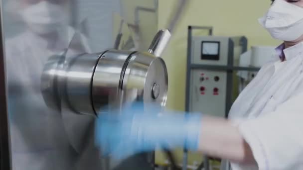 Le personnel du laboratoire comprend un autoclave pour la stérilisation . — Video