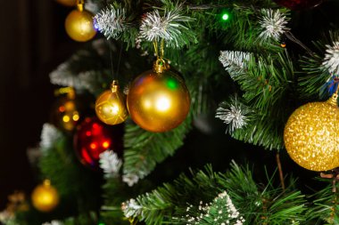 Süslü güzel yeşil Noel ağacı. Yeni Yıl 2020.