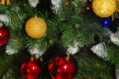 Süslü güzel yeşil Noel ağacı. Yeni Yıl 2020.
