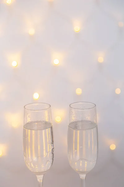 Πρωτοχρονιάτικα ποτήρια με σαμπάνια σε ένα όμορφο φόντο. Νέο έτος 2020. — Φωτογραφία Αρχείου