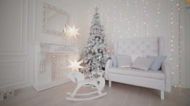 Stüdyoda çok güzel bir Noel dekoru var. Yeni Yıl 2020.