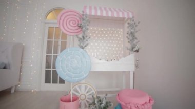 Stüdyoda çok güzel bir Noel dekoru var. Yeni Yıl 2020.