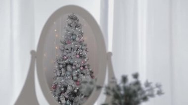Stüdyoda çok güzel bir Noel dekoru var. Yeni Yıl 2020.
