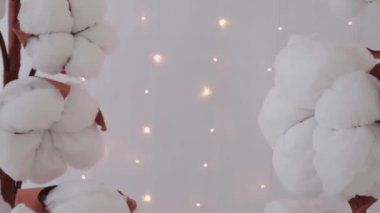 Stüdyoda çok güzel bir fotoğraf bölgesi var. Yapay pamuklu ve parlak bir arka planı var..