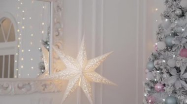 Stüdyoda çok güzel bir Noel dekoru var. Yeni Yıl 2020.