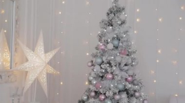 Stüdyoda çok güzel bir Noel dekoru var. Yeni Yıl 2020.