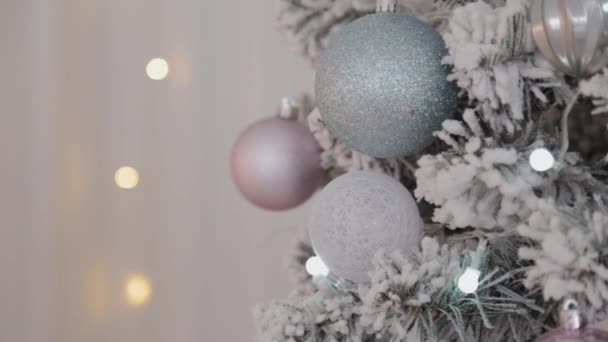 Bel arbre d'argent de Noël. Nouvel An 2020 . — Video