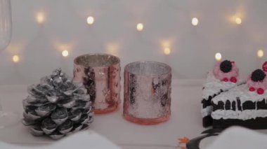 Stüdyoda çok güzel bir Noel dekoru var. Yeni Yıl 2020.