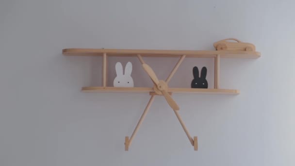 Childrens wooden shelf with toys on the wall. — Stock Video