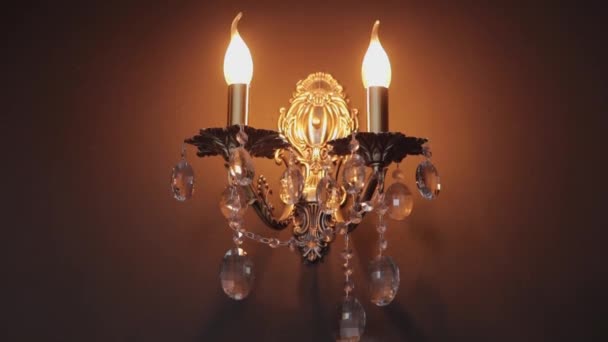 Old sconce on the wall. Bright warm light. — Stock Video