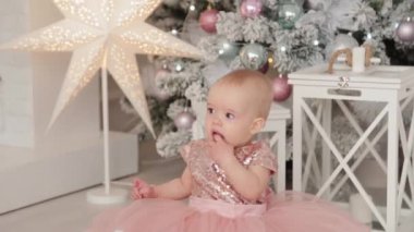 Yeni yıl dekorunda bir yaşında güzel bir kız. Mutlu yıllar 2020.