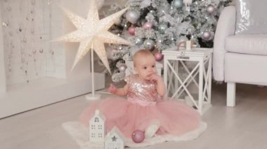 Yeni yıl dekorunda bir yaşında güzel bir kız. Mutlu yıllar 2020.