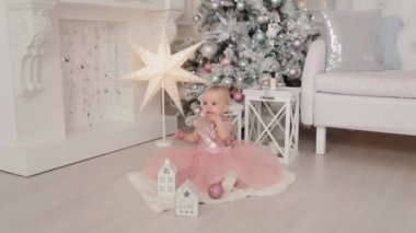 Yeni yıl dekorunda bir yaşında güzel bir kız. Mutlu yıllar 2020.