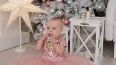 Yeni yıl dekorunda bir yaşında güzel bir kız. Mutlu yıllar 2020.