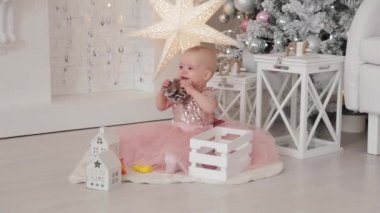 Yeni yıl dekorunda bir yaşında güzel bir kız. Mutlu yıllar 2020.