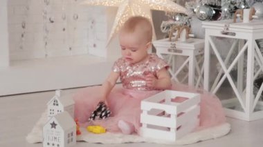 Yeni yıl dekorunda bir yaşında güzel bir kız. Mutlu yıllar 2020.