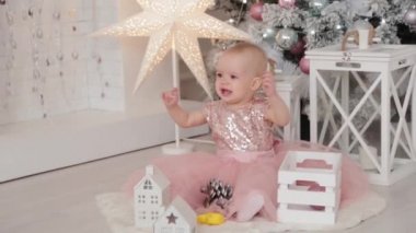 Yeni yıl dekorunda bir yaşında güzel bir kız. Mutlu yıllar 2020.