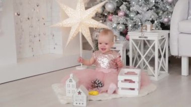 Yeni yıl dekorunda bir yaşında güzel bir kız. Mutlu yıllar 2020.