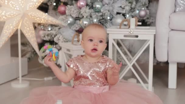 Krásná jednoletá dívka v novoroční výzdobě. Šťastný nový rok 2020. — Stock video