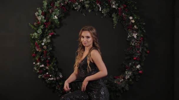 Belle fille heureuse dans un décor du Nouvel An. Bonne année 2020 . — Video