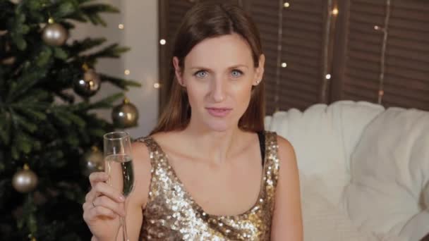 Krásná šťastná dívka se šampaňským v novoroční výzdobě. Nový rok 2020. — Stock video