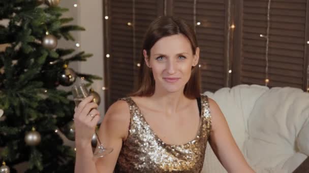 Vacker glad flicka med champagne i en nyårsinredning. Nytt år 2020. — Stockvideo