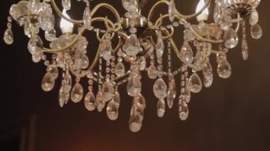 Apartmanda avize var. Dairenin tavanında güzel bir avize.