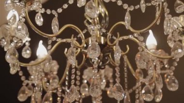 Apartmanda avize var. Dairenin tavanında güzel bir avize.