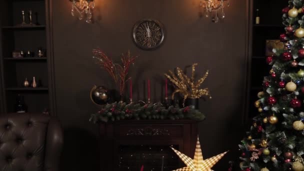 Hermosa decoración de Navidad en el estudio. Año Nuevo 2020 . — Vídeos de Stock