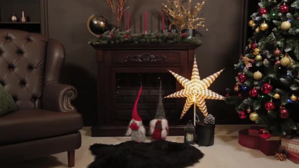 Hermosa decoración de Navidad en el estudio. Año Nuevo 2020 . — Vídeos de Stock